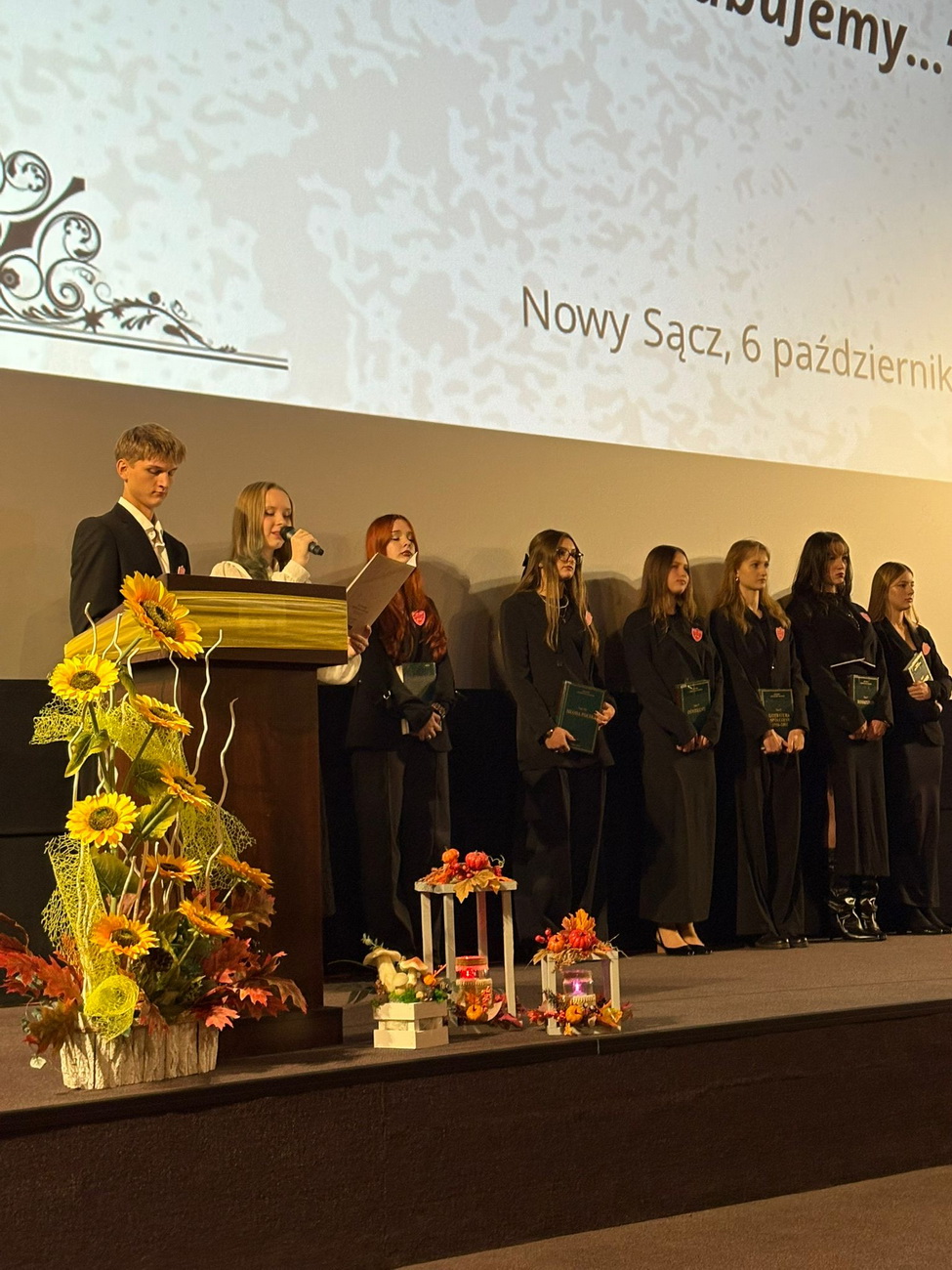 Zdjęcie Ślubowanie kl 1 2025 (54)f60c6d3a-f78b-4179-ae3e-9792d4cd2a3e.jpg w galerii Ślubowanie klas pierwszych (6.10.2025)